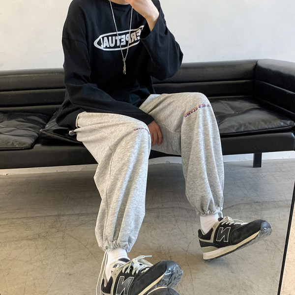 Model muških hlača običan s natpisom