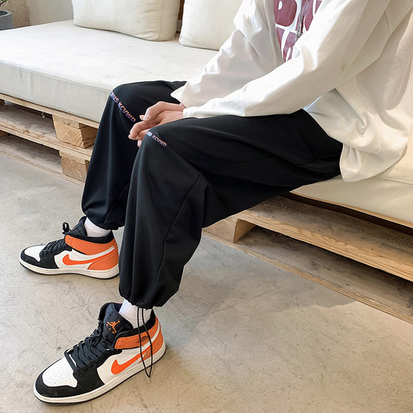 Model muških hlača običan s natpisom