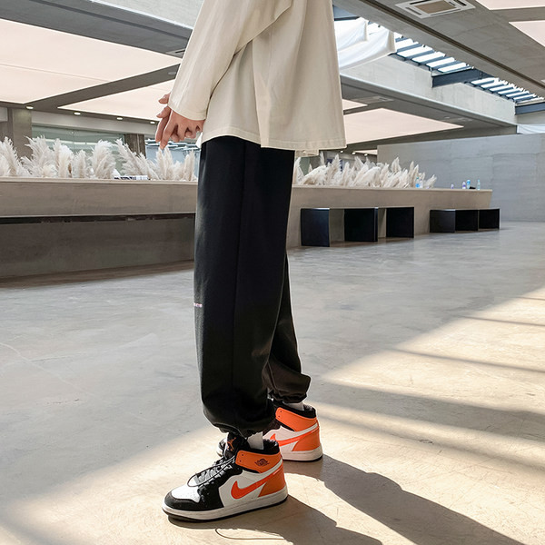 Model muških hlača običan s natpisom