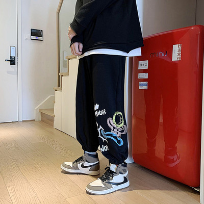 Široki model muških hlača s natpisom