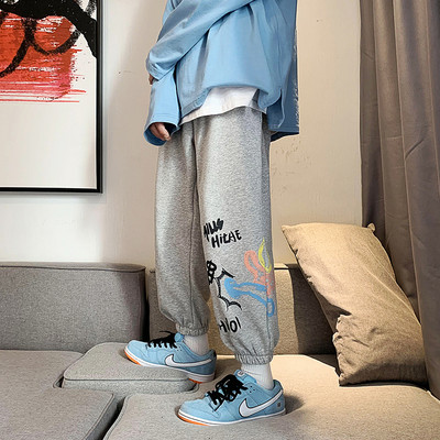 Široki model muških hlača s natpisom