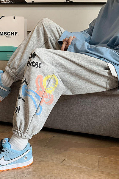 Široki model muških hlača s natpisom