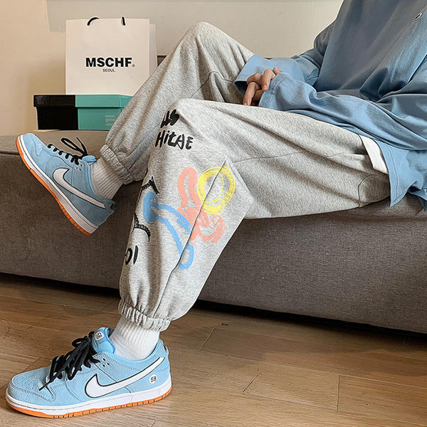 Široki model muških hlača s natpisom