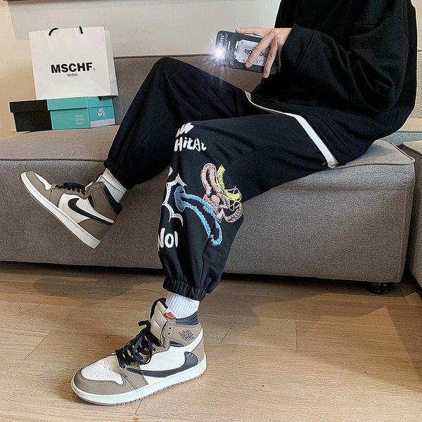 Široki model muških hlača s natpisom