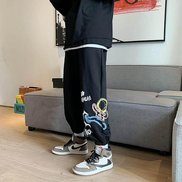 Široki model muških hlača s natpisom