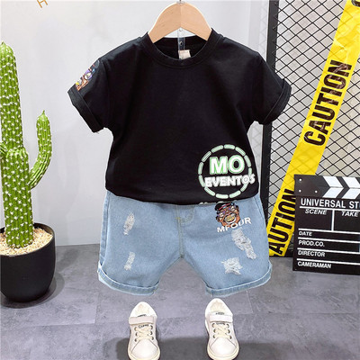 Dnevni set za dječake od majice s aplikacijama i kratkih traperica