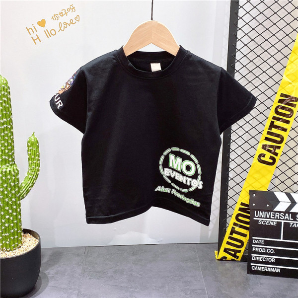 Dnevni set za dječake od majice s aplikacijama i kratkih traperica