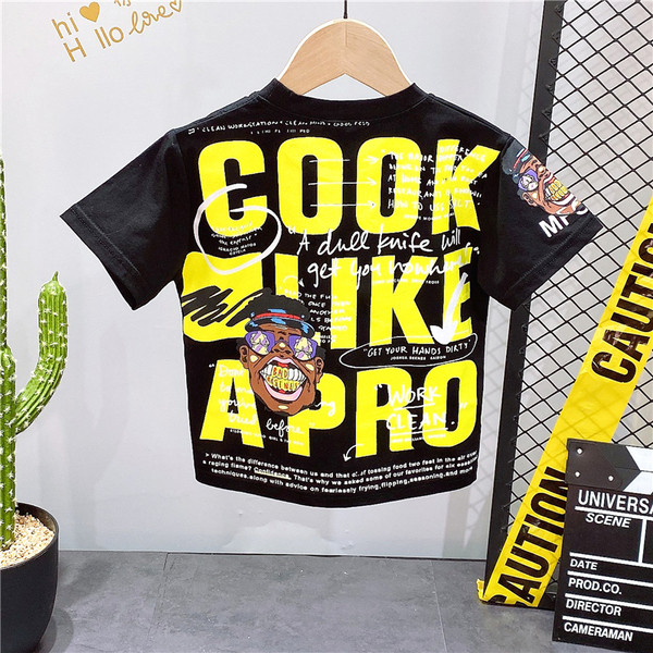 Dnevni set za dječake od majice s aplikacijama i kratkih traperica