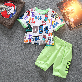 Цветен детски комплект от две части-тениска и панталон