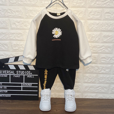 Καθημερινά παιδικά σετ με εφαρμογή κατάλληλη για αγόρια