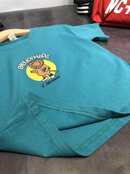 Ležerni komplet za dječake - majica s aplikacijom i kratke traperice