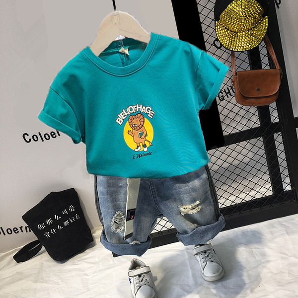 Ležerni komplet za dječake - majica s aplikacijom i kratke traperice