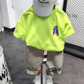 Casual μπλουζάκι με απλικέ και κοντό τζιν