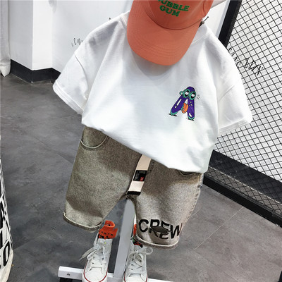 Casual μπλουζάκι με απλικέ και κοντό τζιν