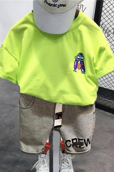 Casual μπλουζάκι με απλικέ και κοντό τζιν