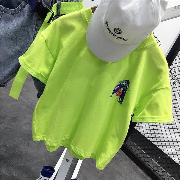 Casual μπλουζάκι με απλικέ και κοντό τζιν