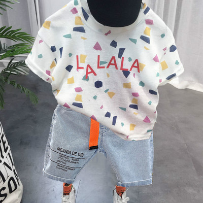 Casual σετ με πολύχρωμο μπλουζάκι και κοντό τζιν με επιγραφή