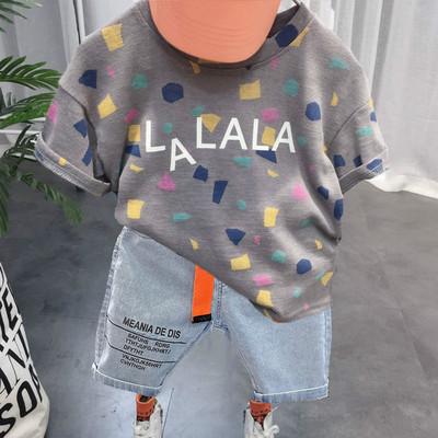 Casual σετ με πολύχρωμο μπλουζάκι και κοντό τζιν με επιγραφή