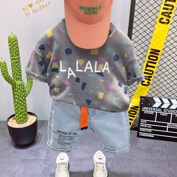 Casual σετ με πολύχρωμο μπλουζάκι και κοντό τζιν με επιγραφή