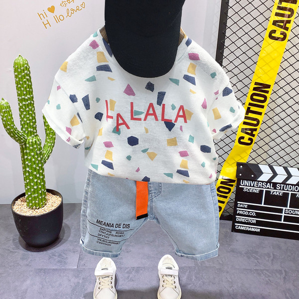 Casual σετ με πολύχρωμο μπλουζάκι και κοντό τζιν με επιγραφή