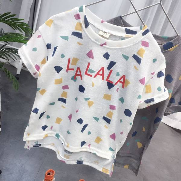 Casual σετ με πολύχρωμο μπλουζάκι και κοντό τζιν με επιγραφή