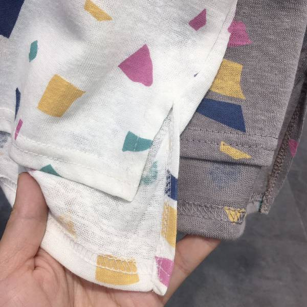 Casual σετ με πολύχρωμο μπλουζάκι και κοντό τζιν με επιγραφή