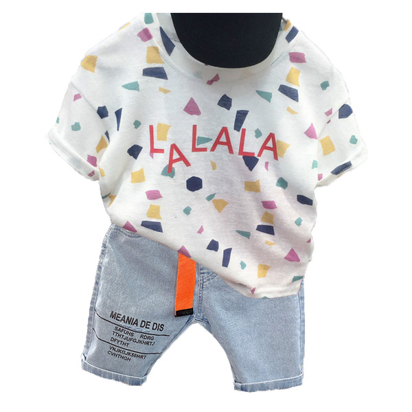 Casual σετ με πολύχρωμο μπλουζάκι και κοντό τζιν με επιγραφή