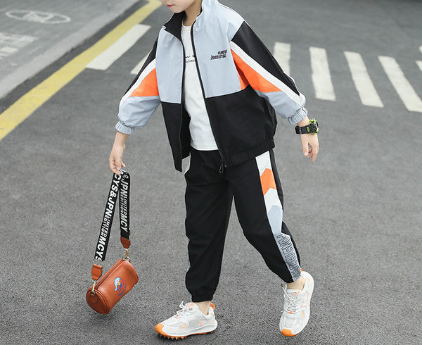 Παιδική ανοιξιάτικη φόρμα για αγόρια σε δύο μέρη