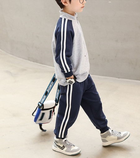 Παιδική αθλητική φόρμα κατάλληλη για αγόρια σε δύο χρώματα