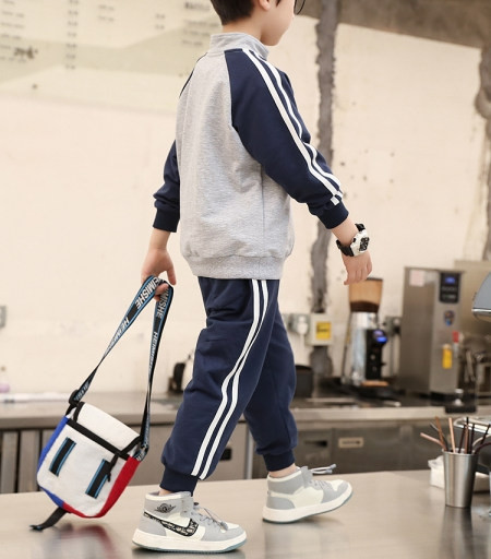 Παιδική αθλητική φόρμα κατάλληλη για αγόρια σε δύο χρώματα