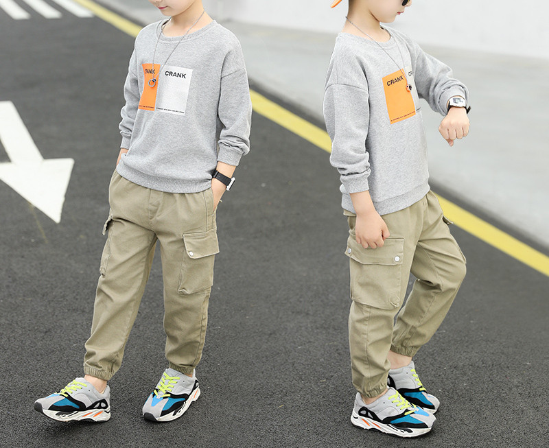 Moderan dječački komplet trenirke i sportskih hlača s džepovima