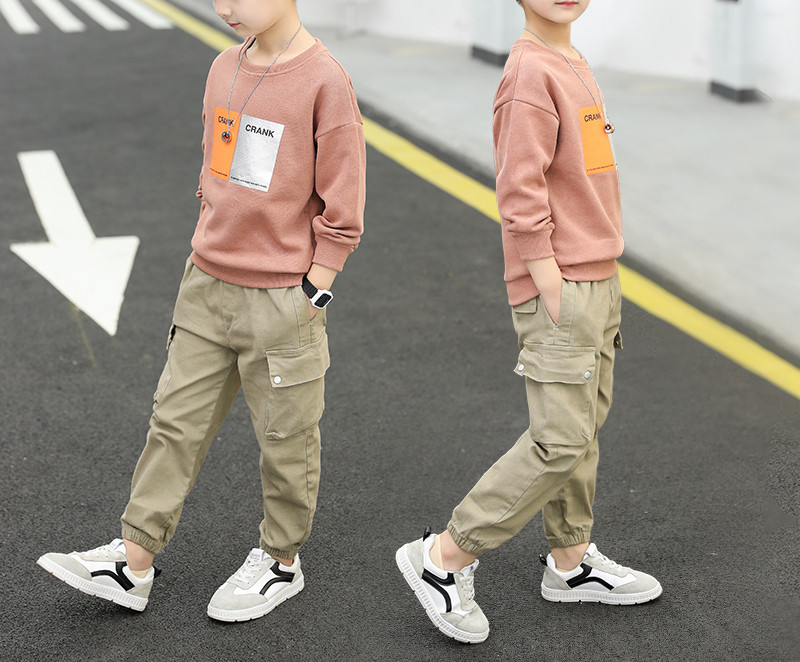 Moderan dječački komplet trenirke i sportskih hlača s džepovima