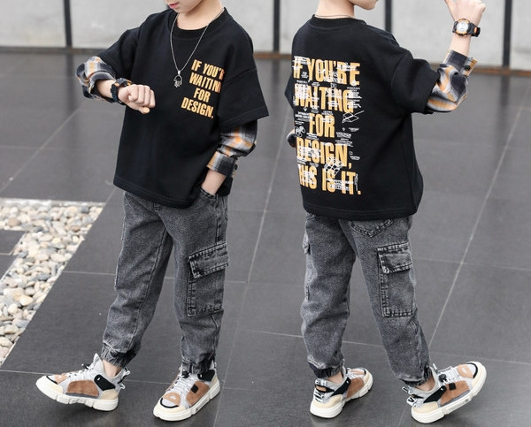 Novi model dječjeg kompleta u bijeloj i crnoj boji