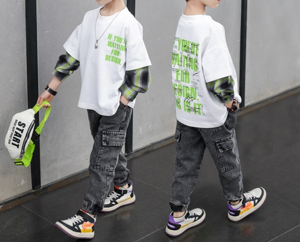 Novi model dječjeg kompleta u bijeloj i crnoj boji