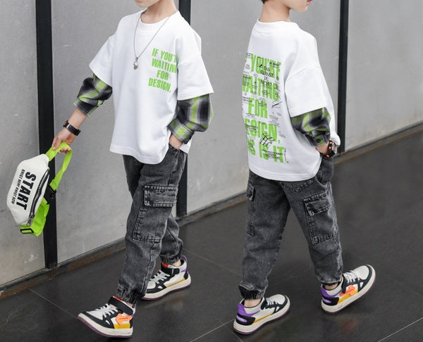 Novi model dječjeg kompleta u bijeloj i crnoj boji