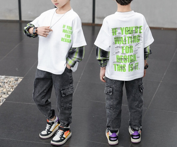 Novi model dječjeg kompleta u bijeloj i crnoj boji