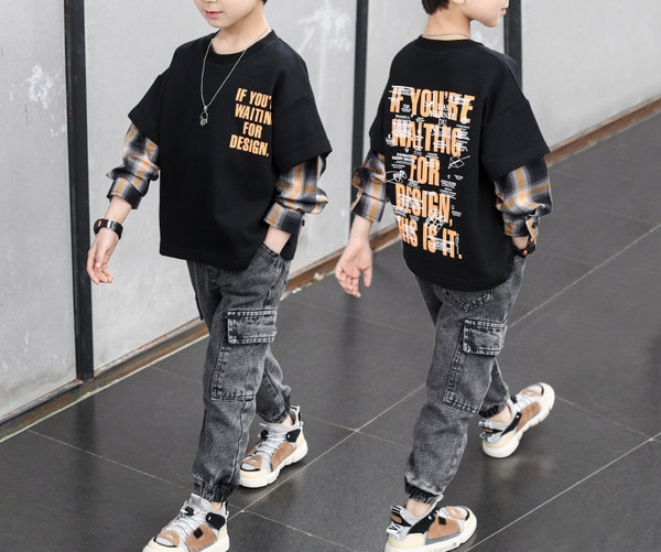 Novi model dječjeg kompleta u bijeloj i crnoj boji