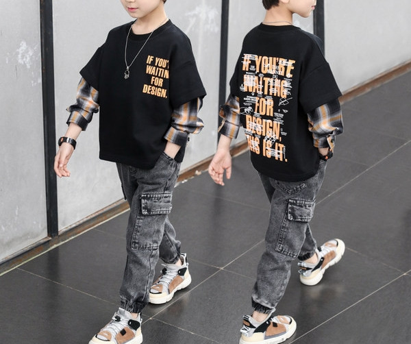 Novi model dječjeg kompleta u bijeloj i crnoj boji