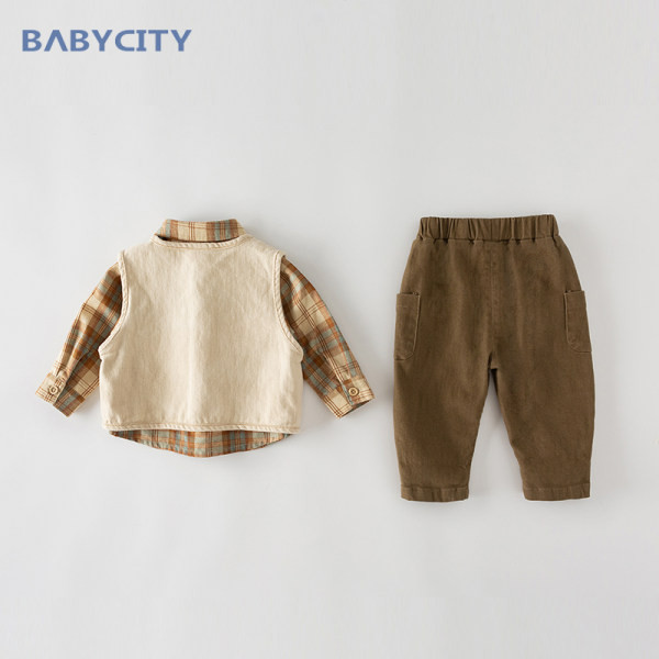 Moderan dječji set od tri dijela s džepovima i gumbima