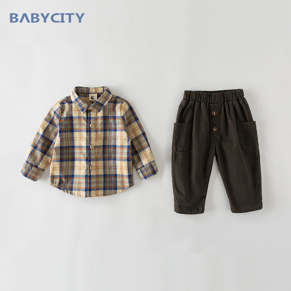 Moderan dječji set od tri dijela s džepovima i gumbima