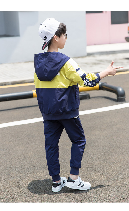 Sportska dječja ekipa s patentnim zatvaračem i kapuljačom u tri boje