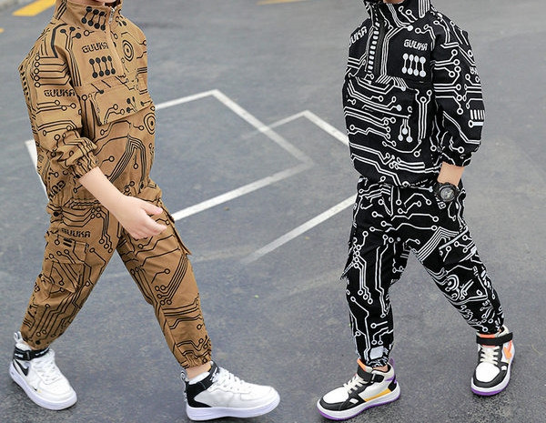 Παιδικό κοστούμι σε μαύρο και μπεζ χρώμα κατάλληλο για αγόρια