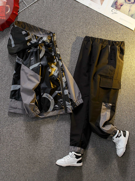 Ikdienas bērnu komplekts, kurā ietilpst sporta krekls un bikses