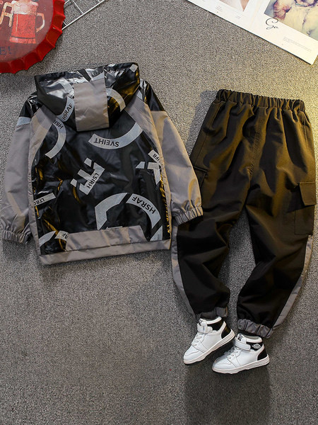 Ikdienas bērnu komplekts, kurā ietilpst sporta krekls un bikses