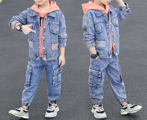 Laste teksakomplekt nööpide ja värvilise aplikatsiooniga