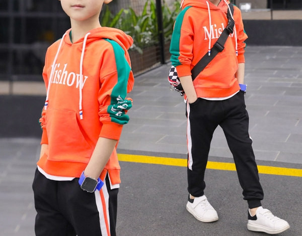 Νέο μοντέλο παιδική αθλητική φόρμα  με κουκούλα σε λευκό χρώμα