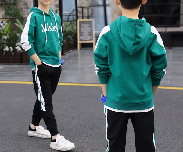 Νέο μοντέλο παιδική αθλητική φόρμα  με κουκούλα σε λευκό χρώμα