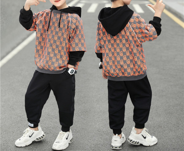 Καθημερινά παιδικά σετ για αγόρια από φούτερ και παντελόνια