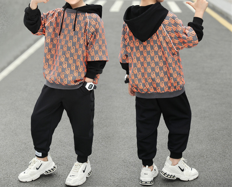 Καθημερινά παιδικά σετ για αγόρια από φούτερ και παντελόνια