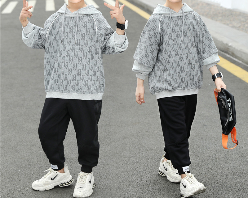 Καθημερινά παιδικά σετ για αγόρια από φούτερ και παντελόνια